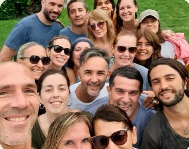 Grupo sonriente en retiro